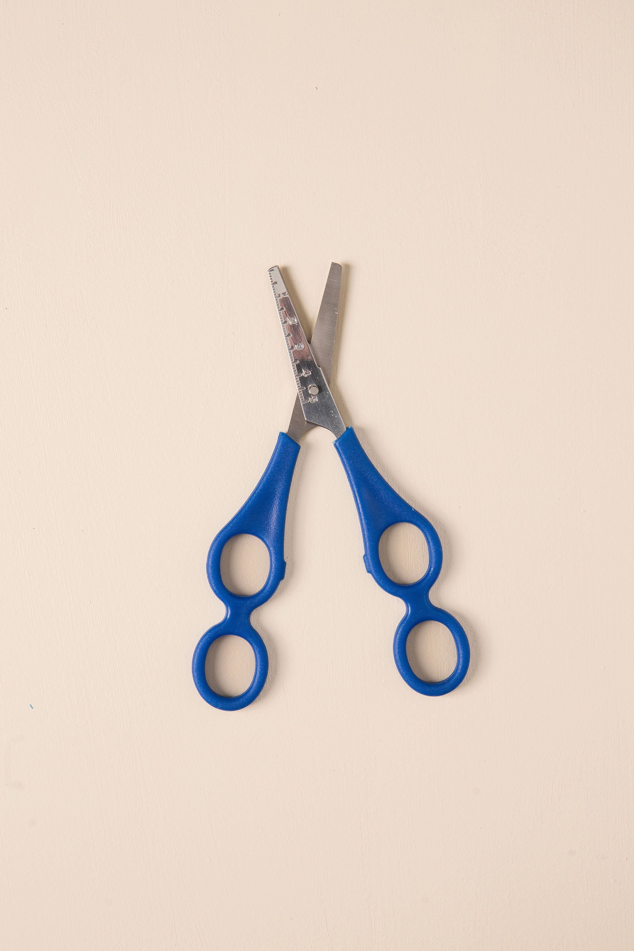 Hand-Over-Hand Training Scissors
