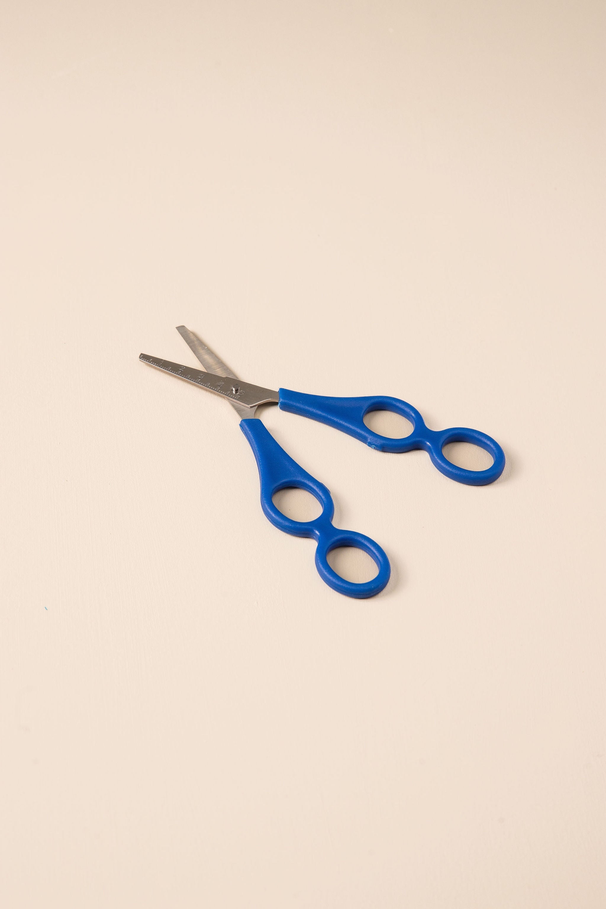 Hand-Over-Hand Training Scissors